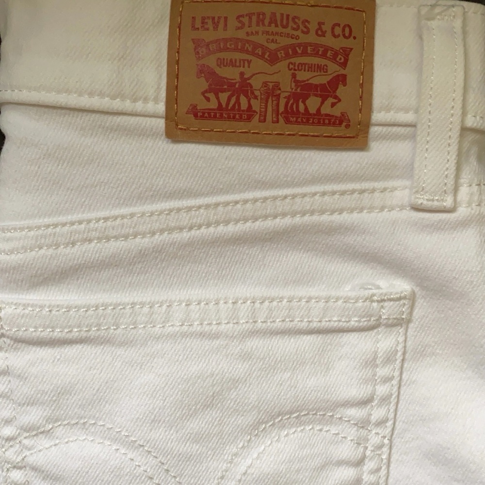 Levi’s white denim shorts Women’s 28